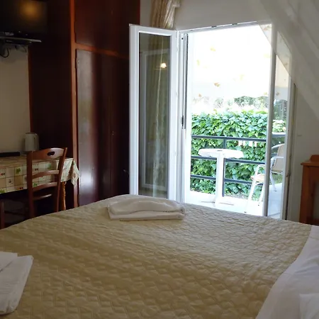 Kostas & آغيوس غيوريوس باغون