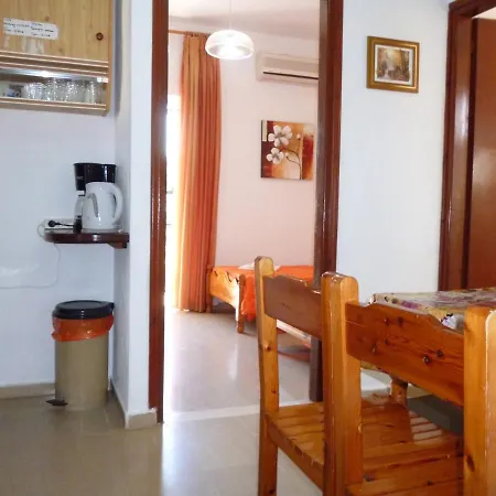 Kostas & شقة آغيوس غيوريوس باغون